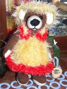 TEDDYBÄR mit Kleidchen Hut HANDARBEIT NEU