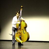 Kontrabassist erteilt Unterricht klassisch jazzig und improvisiert