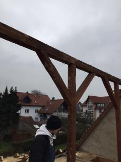 Zimmermann und Dachdecker bietet an.